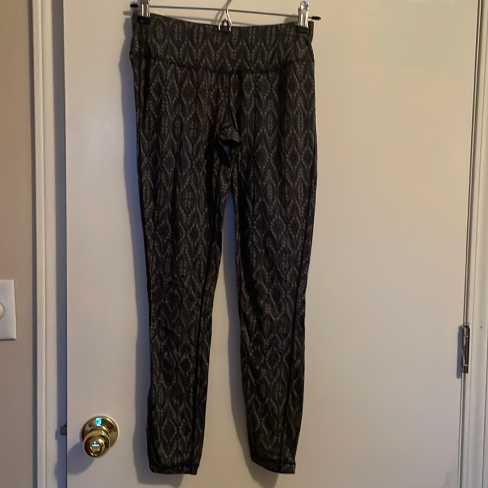 Prana Women’s xs black and grey pattern leggings.